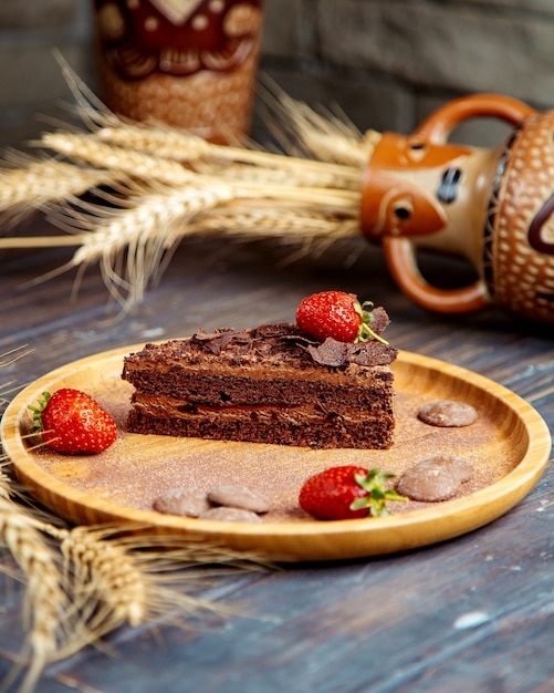 Chocoladedessert met aardbeien