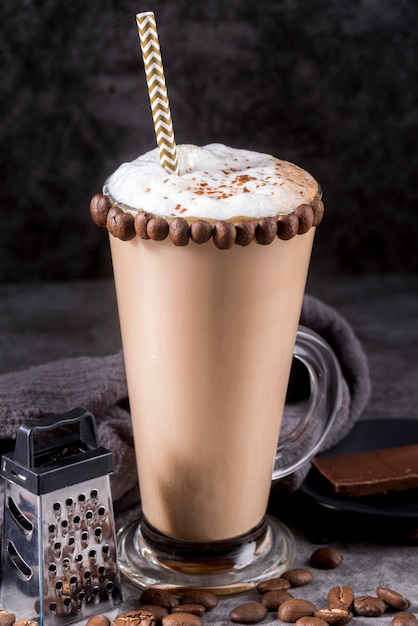 Gratis foto chocoladedessert met koffiebonen en stro