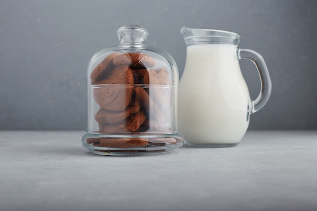 Chocoladekoekjes en een kruik melk.