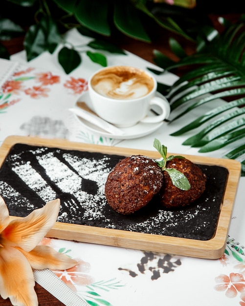 Gratis foto chocoladekoekjes met cappuccino