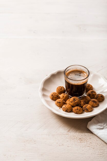 Chocoladekoekjes met espressokoffie op houten achtergrond