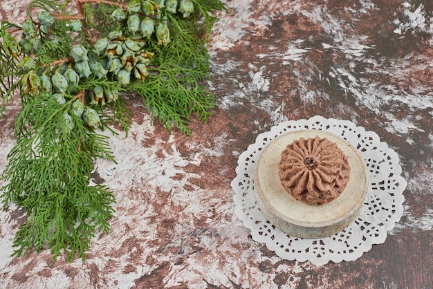 Chocoladekoekjes op een houten voet.