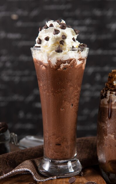 Chocolademilkshake met slagroom en chocoladeschilfers