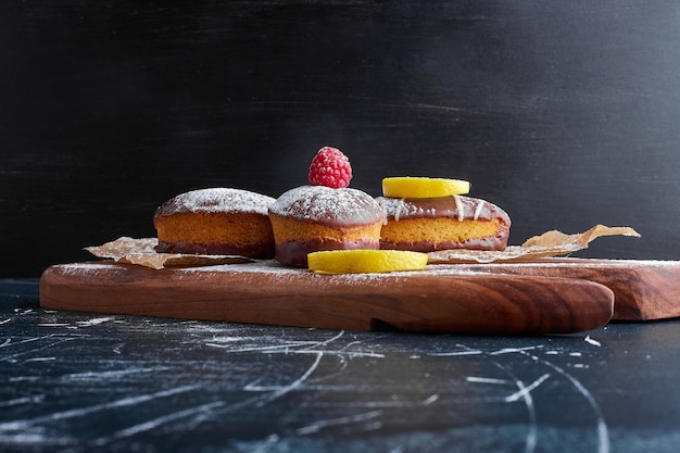 Chocolademuffins met framboos en citroen.