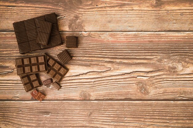 Chocoladereep en stukken op houten lijst