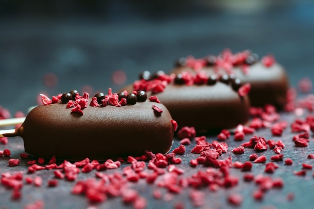 Chocoladerepen zijn bestrooid met gevriesdroogde frambozen.