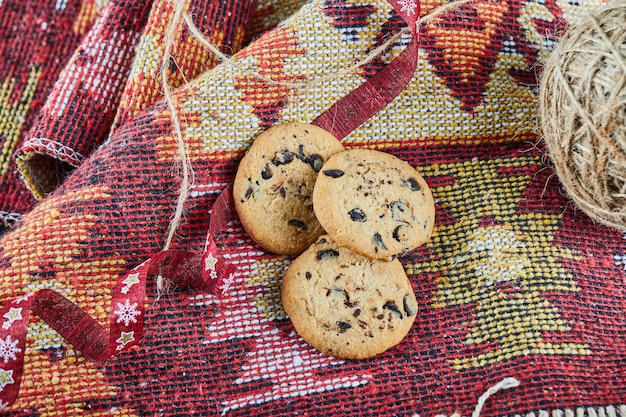 Gratis foto chocoladeschilferkoekjes op een uitgesneden kleurrijk kleed