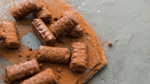 Chocoladesnoepjes met cacao op geweven achtergrond