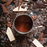 Gratis foto chocoladestukjes met geroosterde koffiebonen; walnoten en gesmolten chocolade in de beker