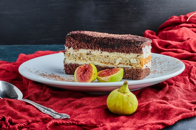 Chocoladetaart geserveerd met vijgen in een witte plaat.