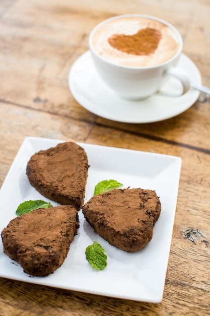 Chocoladetaart in de vorm van hart en koffie