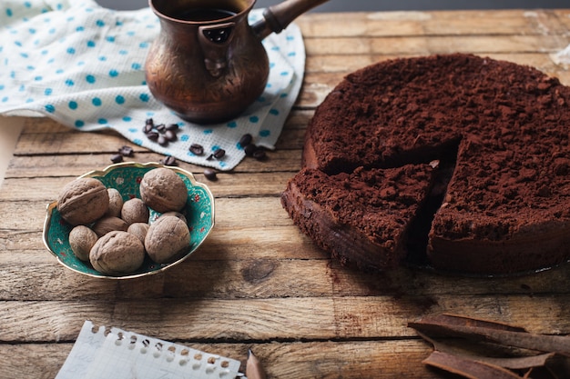 Chocoladetaart, koffie en kaneelstokjes