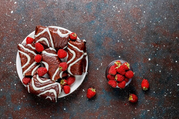 Chocoladetaartbroodje met frambozenjam en botercrème.