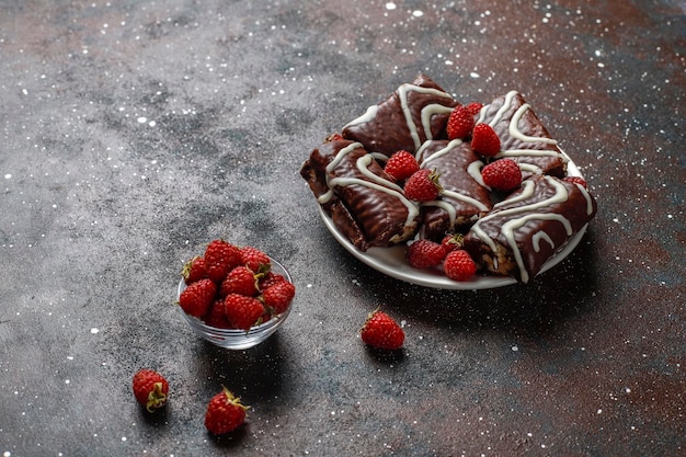 Gratis foto chocoladetaartbroodje met frambozenjam en botercrème.