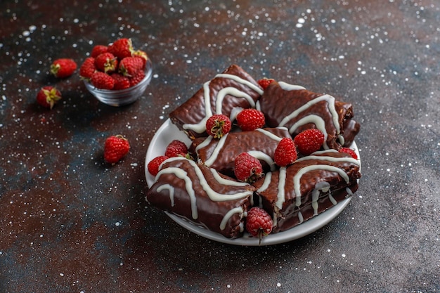 Chocoladetaartbroodje met frambozenjam en botercrème.