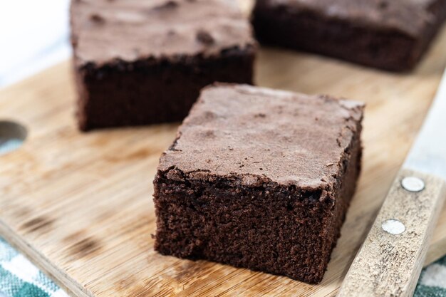 Gratis foto chocolate brownie porties op marmeren achtergrond