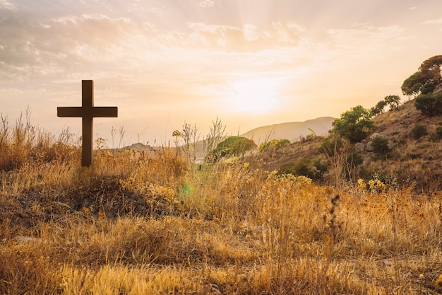 Gratis foto christelijk kruis met natuurlandschap