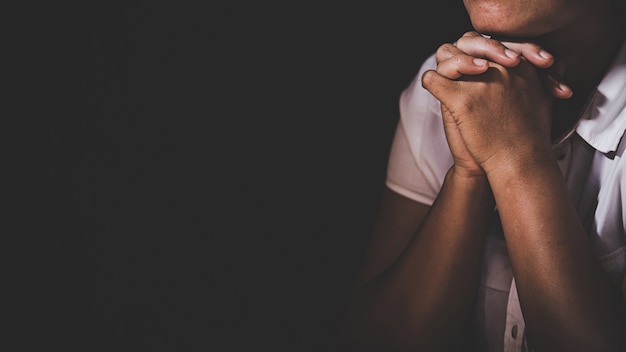 Christelijk leven crisis gebed tot God. Vrouw Bid om een zegen voor God om te wensen dat je een beter leven hebt. vrouw handen bidden tot god met de bijbel. smeken om vergiffenis en geloven in goedheid.