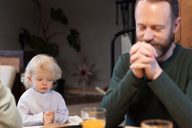 Christelijke familie die samen bidt