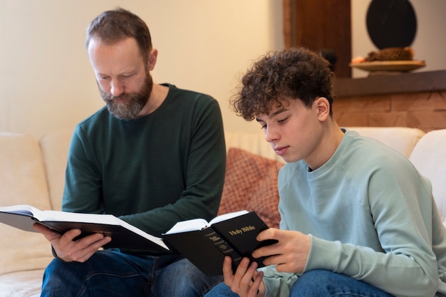 Christelijke familie die samen bidt