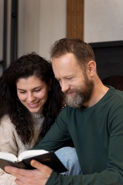 Gratis foto christelijke familie die samen bidt