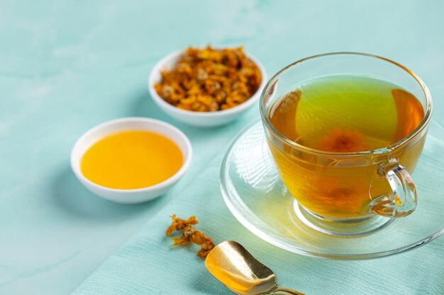 Chrysanthemum Flower Tea op tafel