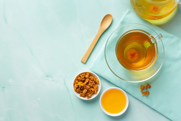 Chrysanthemum Flower Tea op tafel