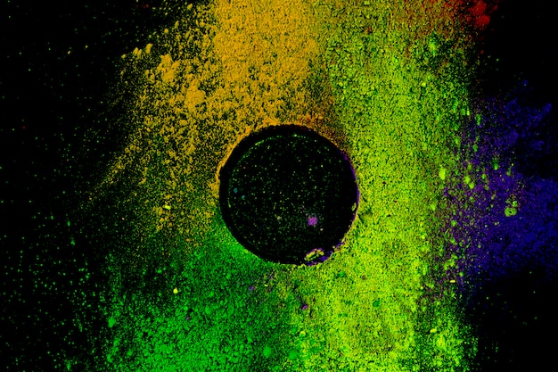 Circulaire frame van veelkleurige traditionele poeder kleur op zwarte achtergrond