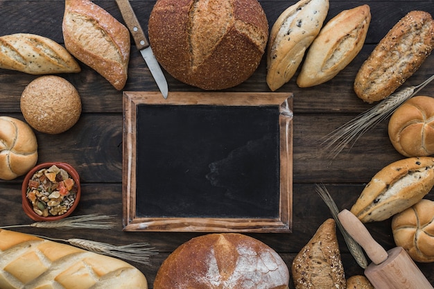 Gratis foto cirkel van bakkerij met schoolbord