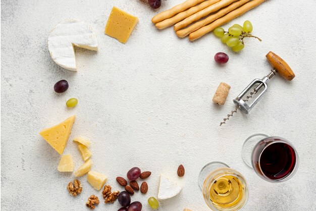 Cirkelvorm gevormd van wijn en kaas op tafel