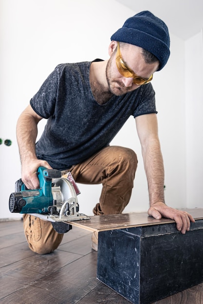 Cirkelzaag timmerman met behulp van een cirkelzaag voor hout