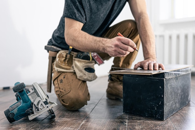 Cirkelzaag timmerman met behulp van een cirkelzaag voor hout