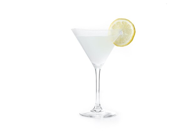 Citroen drop martini cocktail geïsoleerd op een witte achtergrond