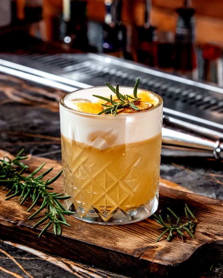 Gratis Foto citroencocktail met groen op de lijst