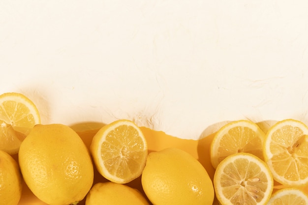Gratis foto citroenen en verse plakjes op tafel