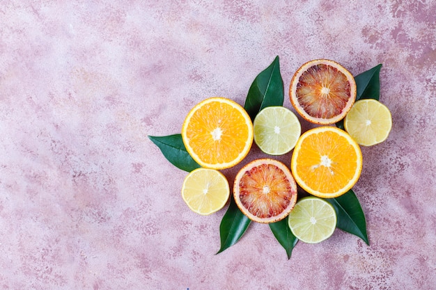 Gratis foto citrus achtergrond met diverse verse citrusvruchten