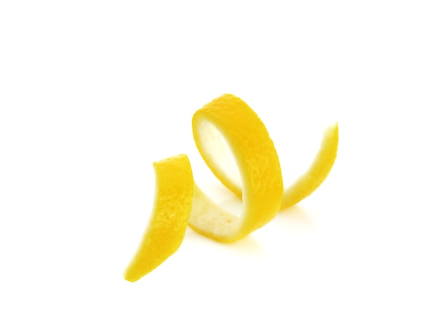 Citrus citroenschil twist geïsoleerd op een witte ondergrond