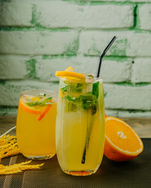 Citrus limonades oranje citroen bruisend water munt zijaanzicht