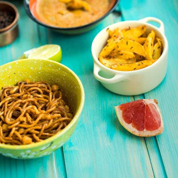 Gratis foto citrusvruchten in de buurt van aardappelen en pasta