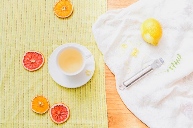 Gratis foto citrusvruchten met dunschiller en dranksamenstelling