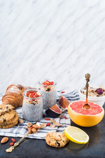 Citrusvruchtenplakken; gezonde smoothie met gesteunde koekjes en croissant op servet