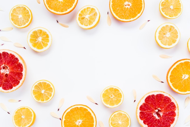 Citrusvruchtensamenstelling van gesneden kleurrijk tropisch fruit