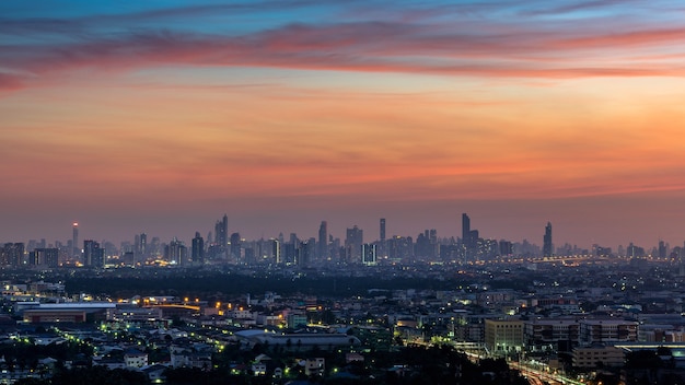 Cityscape bij schemering in Bangkok, Thailand.