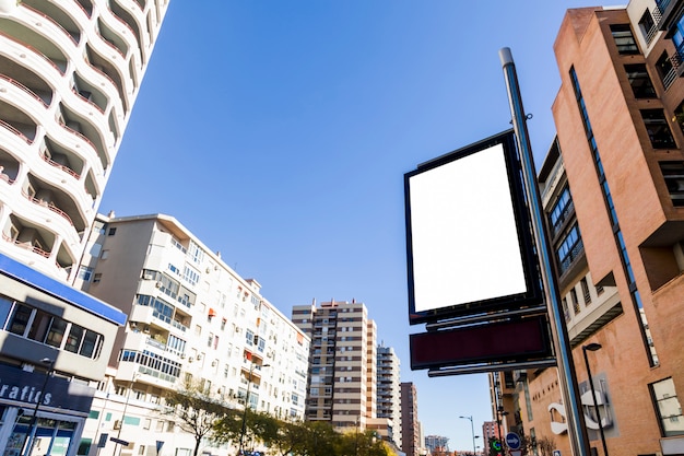 Gratis foto cityscape met een neonteken