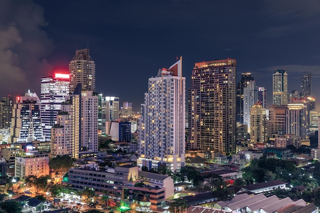 Cityscape van het zakendistrict van Bangkok met wolkenkrabber bij nacht Thailand