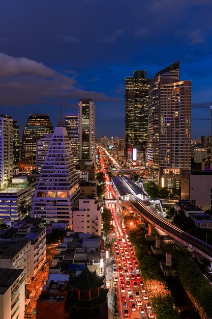 Cityscape van het zakendistrict van Bangkok met wolkenkrabber bij schemering Thailand