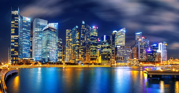 Cityscape van Singapore bij nacht.
