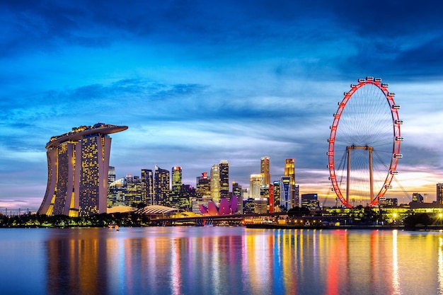 Cityscape van Singapore bij schemering.