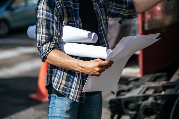 Gratis foto civiel-ingenieurs werken aan grote weg- en machinecondities.