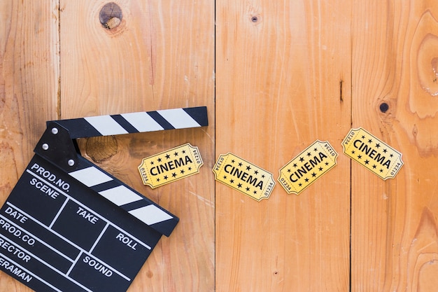 Clapperboard met papieren tickets